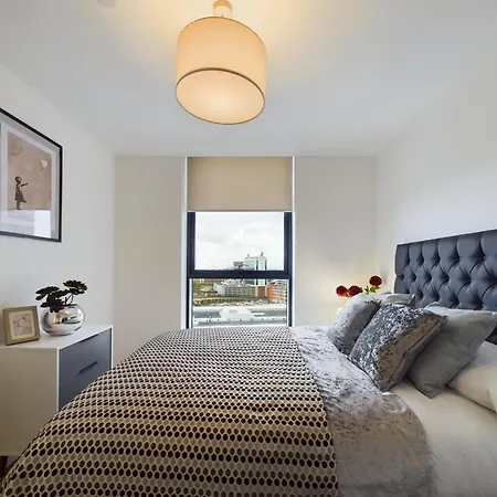 New! 2 Bedroom Flat In Waters By With Us, Perfect For Families, Couples & Groups, Free Private Parking!