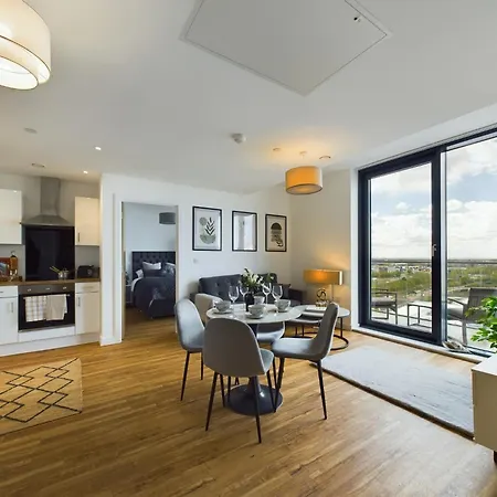 New! 2 Bedroom Flat In Waters By With Us, Perfect For Families, Couples & Groups, Free Private Parking! Apartment Manchester