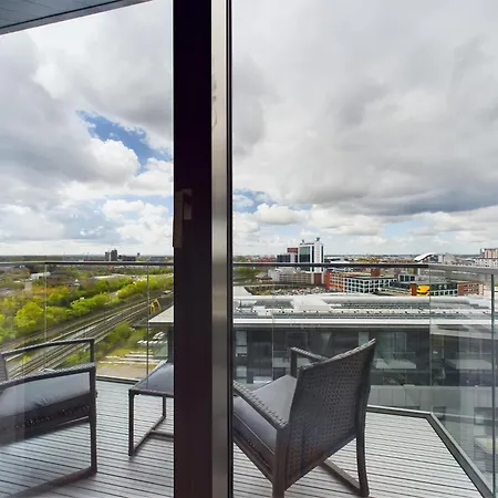 New! 2 Bedroom Flat In Waters By With Us, Perfect For Families, Couples & Groups, Free Private Parking! Apartment Manchester