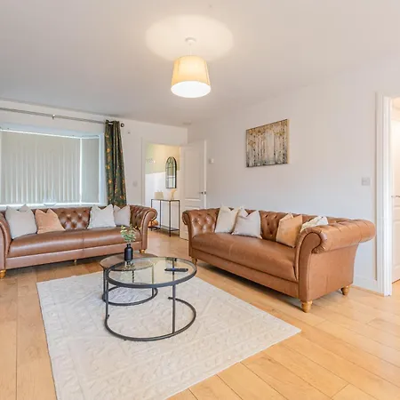 Boutique 4-bed House In - Games * Manchester