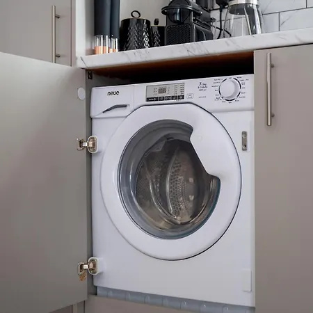 Entire Modern & Spacious 3bdr In Right Next To Coop Live & Ethiad * Manchester