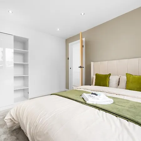 Entire Modern & Spacious 3bdr In Right Next To Coop Live & Ethiad * Manchester