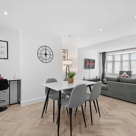 Entire Modern & Spacious 3bdr In Right Next To Coop Live & Ethiad Manchester