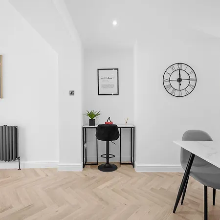 Entire Modern & Spacious 3bdr In Right Next To Coop Live & Ethiad Сasa de vacaciones *