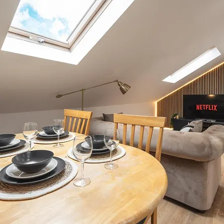 Sophisticated & Stylish Flats Near Airport * Manchester