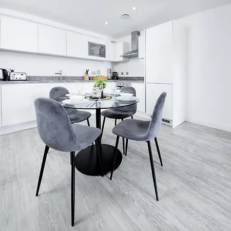 Luxury 2-Bed Apartment In Salford Quays 10 Min To Manchester & Mediacity *
