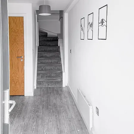 Luxury 2-Bed Apartment In Salford Quays 10 Min To Manchester & Mediacity *