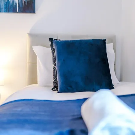 Sleek And Stylish 3 Bedroom Semesterbostad