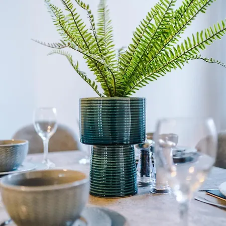 Sleek And Stylish 3 Bedroom Semesterbostad *