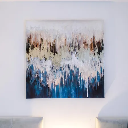 Sleek And Stylish 3 Bedroom Holiday home Manchester