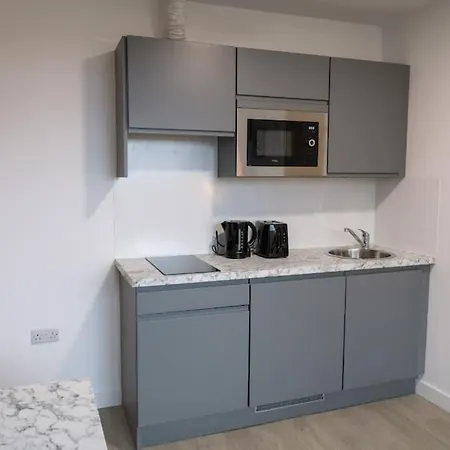 1 Bed Flat Near Man Utd Stadium شقة *