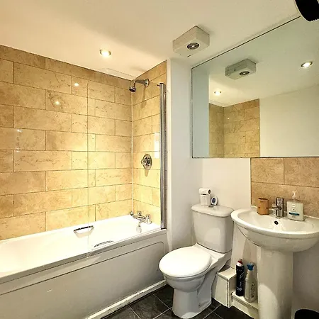 דירה 2 Bed Ensuite With Balcony And Free Onsite Secure Parking מנצ'סטר