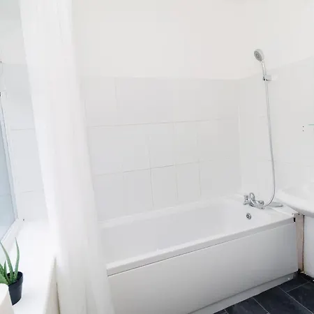 Appartement Sleek Shared Abode Sleeps For 2 Guests *