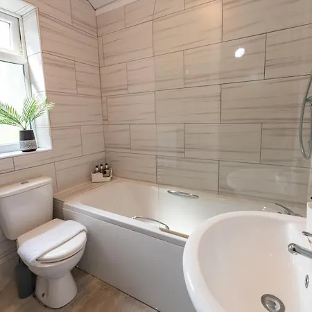 The Upside Down House Near Coop Live Arena , Etihad And Mcr Centre Hébergement de vacances