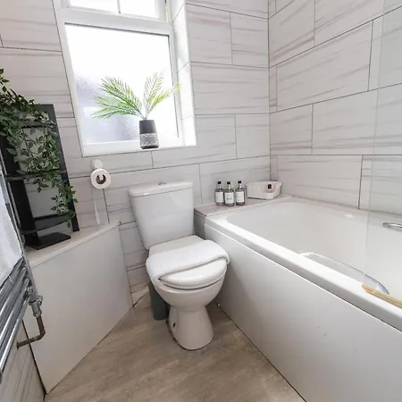 Hébergement de vacances The Upside Down House Near Coop Live Arena , Etihad And Mcr Centre