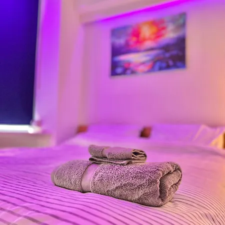 Lux Super King Private Bath Mediacity, Mufc, Salford