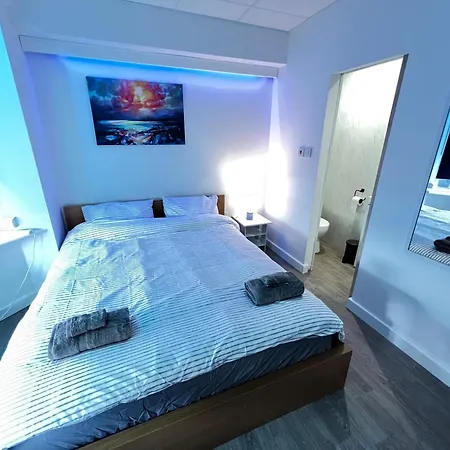 Lux Super King Private Bath Mediacity, Mufc, Salford