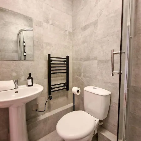 2 Bed Centre Flat Free Parking * Manchester