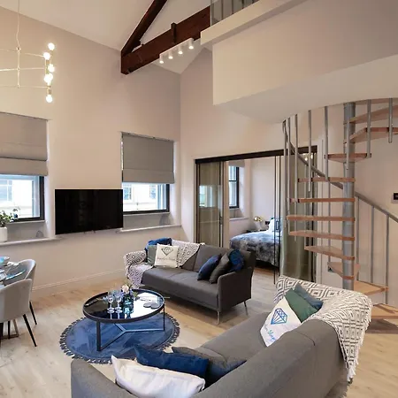 M1 Centre 3 Bed 3 Bath Luxe Penthouse مانشستر
