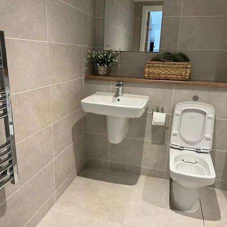 Penthouse Height Flat, View Balcony, Quiet, Free Wifi, Gym & Minimalistic Apartament