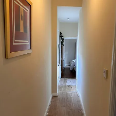 Entire 2 Bedroom Cosy Flat Near Centre