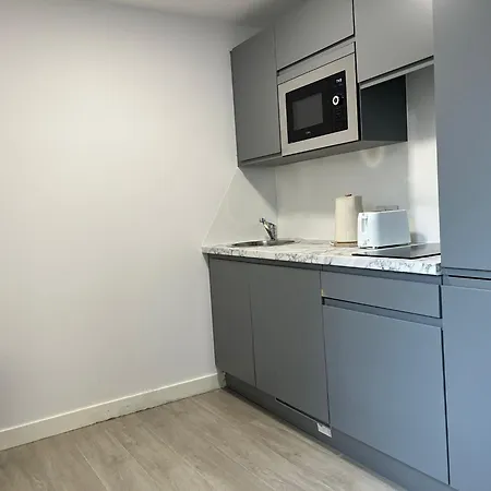3 Beds - Airport- Old Trafford Stadium Apartment *