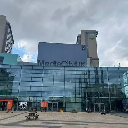 3 Beds - Airport- Old Trafford Stadium Apartment