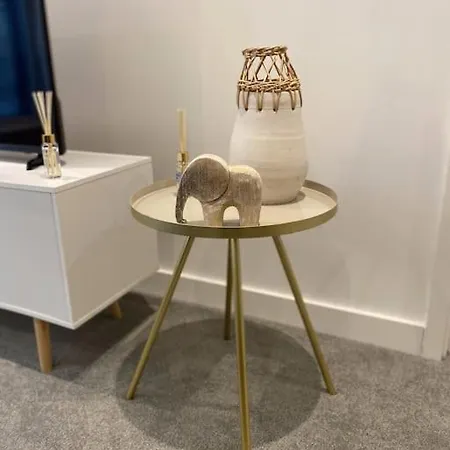 Modern Trafford 1br Apartment-free Parking-cinema مانشستر