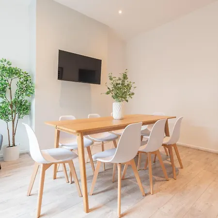Modern Salford 3 Bedroom House, 3 Bathroom, Easy Access, Ideal For Contractors & Long - Nordstay
