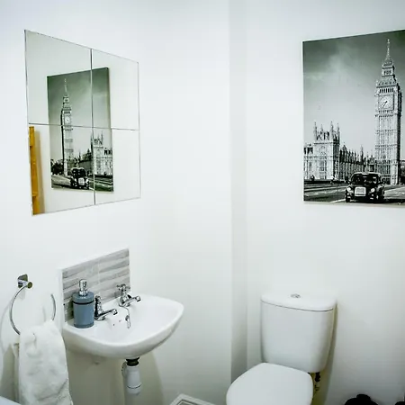 Holiday home The Wynne House - 3 Bedroom Luxury House With 5 Beds & Free Parking Near Centre, And A Walking Distance To The Etihad Stadium & Coop Live Arena Manchester