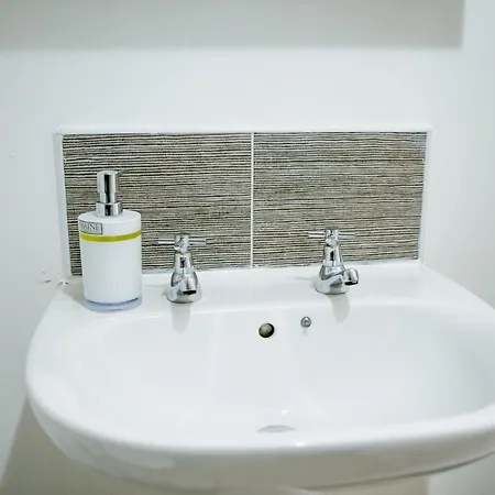 The Wynne House - 3 Bedroom Luxury House With 5 Beds & Free Parking Near Centre, And A Walking Distance To The Etihad Stadium & Coop Live Arena