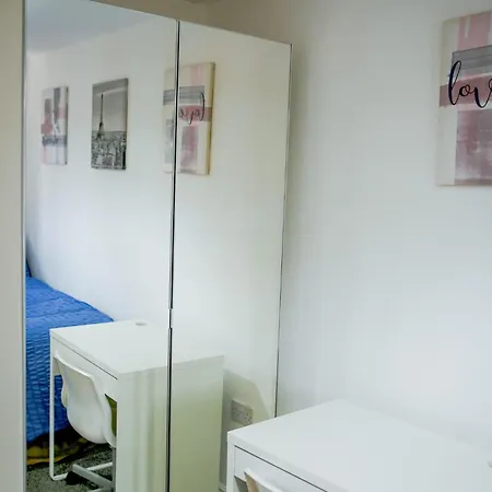 The Wynne House - 3 Bedroom Luxury House With 5 Beds & Free Parking Near Centre, And A Walking Distance To The Etihad Stadium & Coop Live Arena Manchester