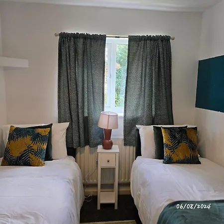 Laurel Three Bed House With Free Parking مانشستر