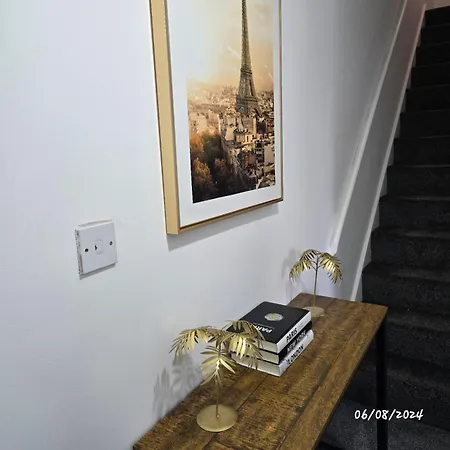 بيت للعطل Laurel Three Bed House With Free Parking *