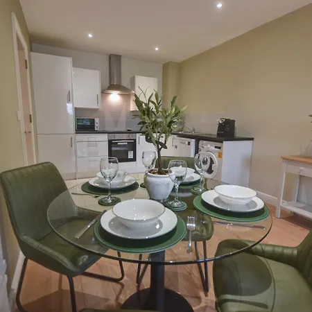 Sophisticated Two Bedroom With Parking アパート