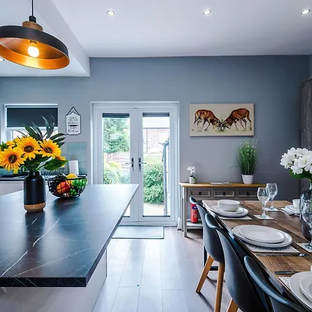 New! 3-bed Spacious In By 53 Degrees Property, Ideal For Groups, Free Parking! Dom wakacyjny