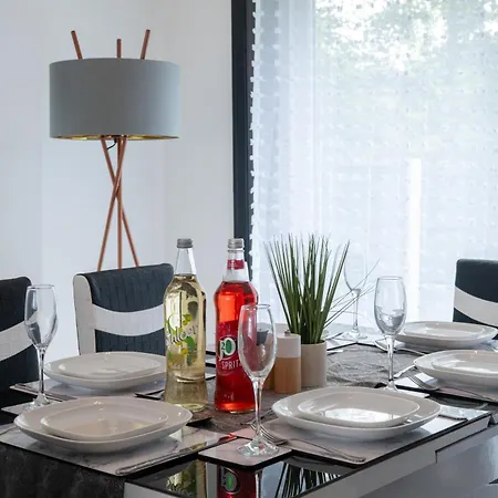 Full House, Massage Mattresses, Sleeps 6 Guests, Free Wifi, Free Parking, Free Netflix, Smart Tv