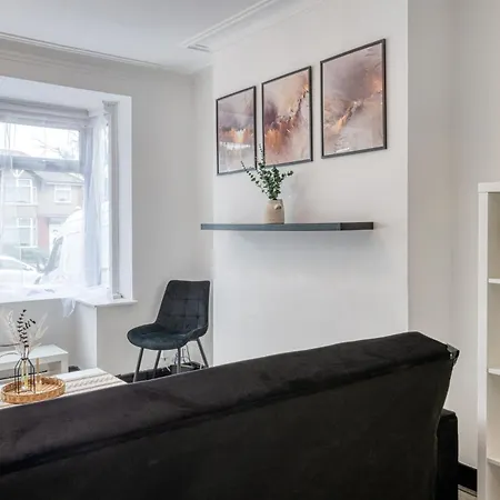 Full House, Massage Mattresses, Sleeps 6 Guests, Free Wifi, Free Parking, Free Netflix, Smart Tv * Manchester