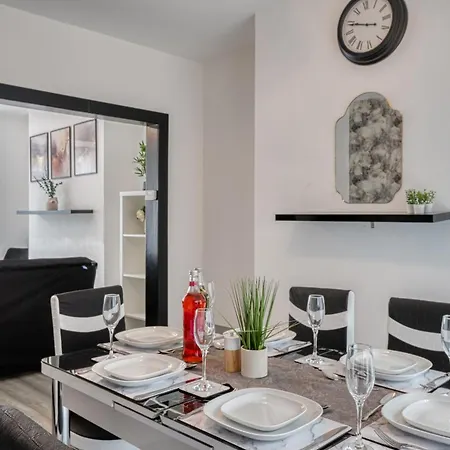 Full House, Massage Mattresses, Sleeps 6 Guests, Free Wifi, Free Parking, Free Netflix, Smart Tv * Manchester