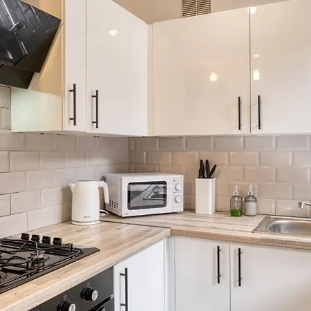 別荘 Contractors & Relocation Haven, 3bd House, Secure Off-site Parking & Office Space *