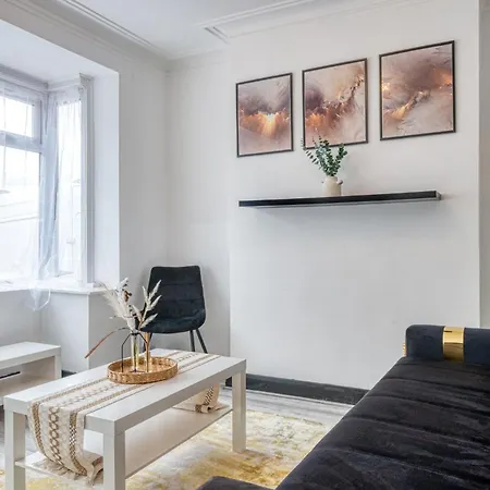 Contractors & Relocation Haven, 3bd House, Secure Off-site Parking & Office Space 別荘
