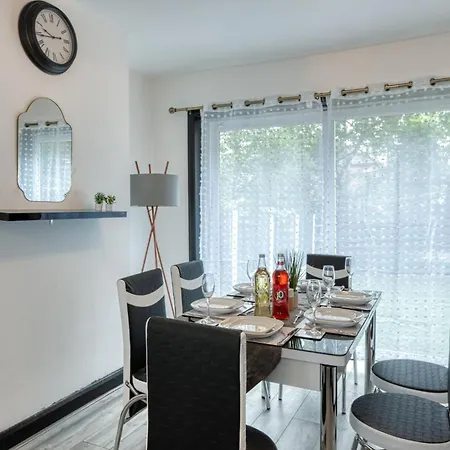 Full House, Massage Mattresses, Sleeps 6 Guests, Free Wifi, Free Parking, Free Netflix, Smart Tv Holiday home *