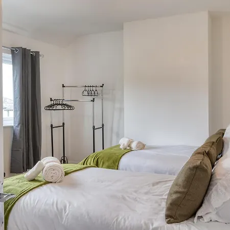 Holiday home Full House, Massage Mattresses, Sleeps 6 Guests, Free Wifi, Free Parking, Free Netflix, Smart Tv Manchester