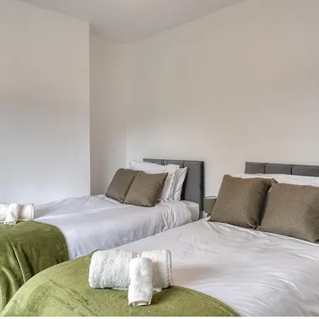 Full House, Massage Mattresses, Sleeps 6 Guests, Free Wifi, Free Parking, Free Netflix, Smart Tv *