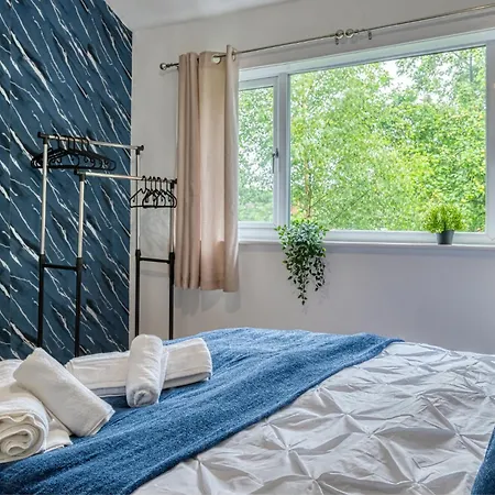 Full House, Massage Mattresses, Sleeps 6 Guests, Free Wifi, Free Parking, Free Netflix, Smart Tv Holiday home *