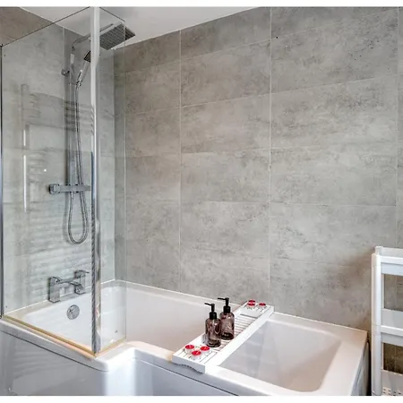 Contractors & Relocation Haven, 3bd House, Secure Off-site Parking & Office Space * マンチェスター