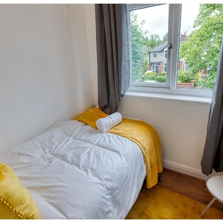 Contractors & Relocation Haven, 3bd House, Secure Off-site Parking & Office Space マンチェスター