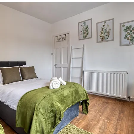 Contractors & Relocation Haven, 3bd House, Secure Off-site Parking & Office Space マンチェスター
