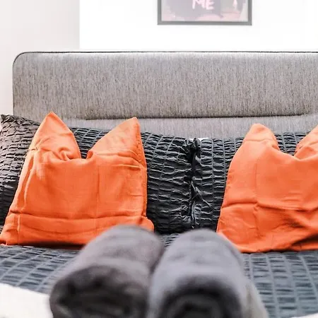 Incredible 3bed Townhouse, Rooftop Patio, Sleeps 6 *