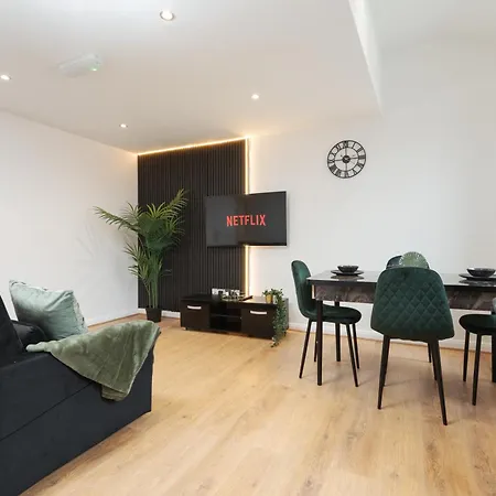 Sophisticated & Stylish Flat Near Airport - Sleeps 9 *